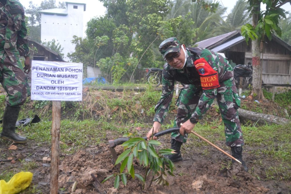 Dansatgas TMMD Kodim 1015/Sampit tanam pohon dilokasi TMMD