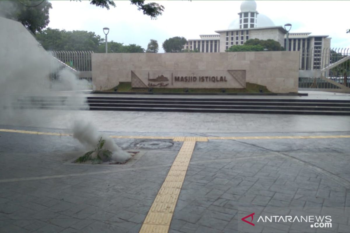 Kabel listrik terbakar, kepulan asap keluar di depan Masjid Istiqlal