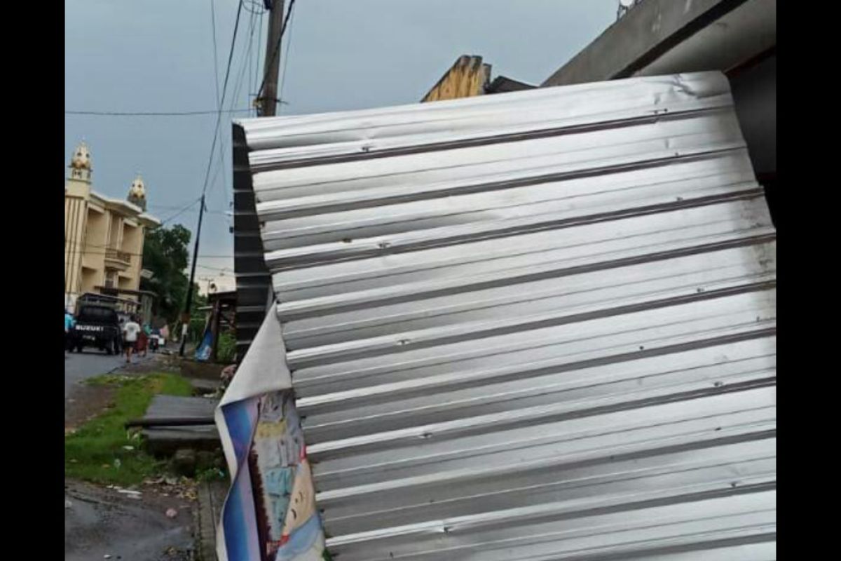 Atap rumah warga di Desa Wajegesang Loteng disapu angin puting beliung