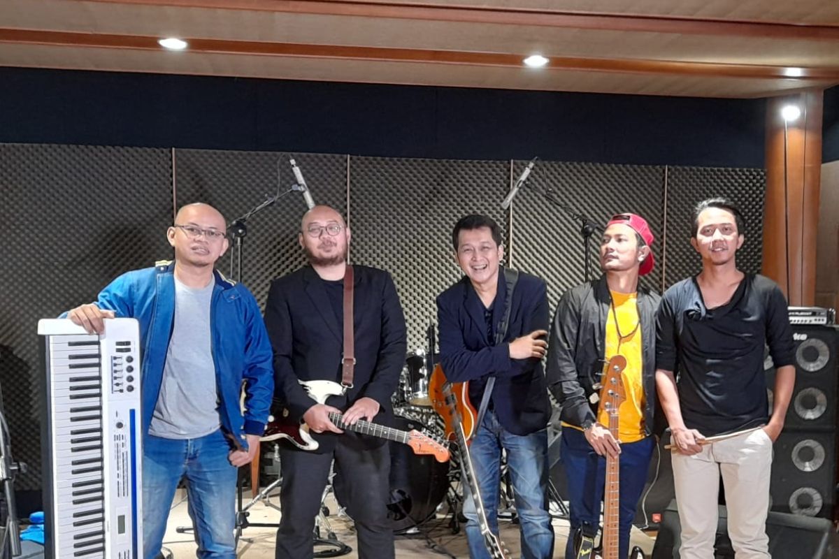 Grup band Sens aransemen ulang lagu "Hanya Karena Cinta" Lobow