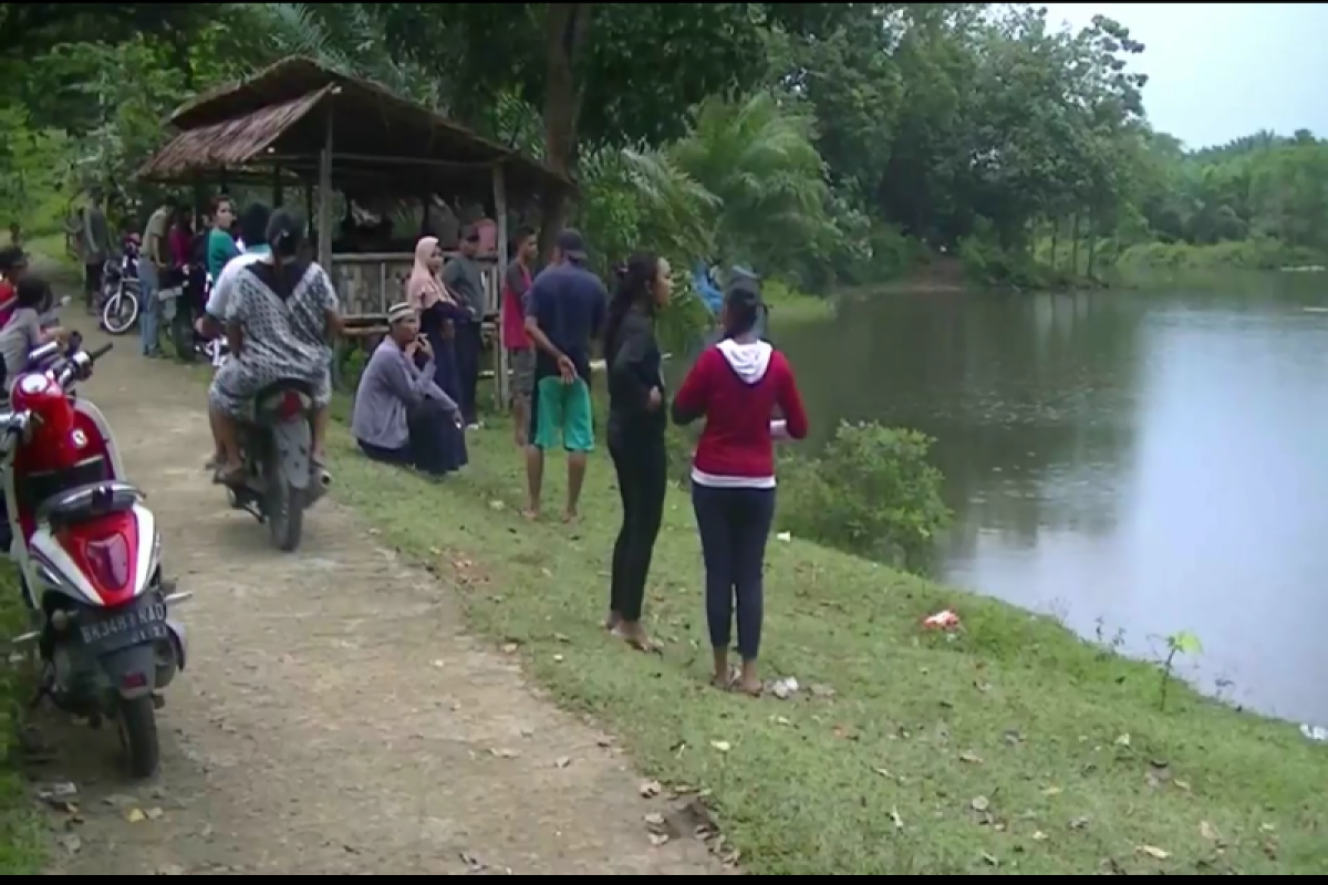 Pencarian ketiga anak yang hilang di Salapian Langkat masih dilakukan warga