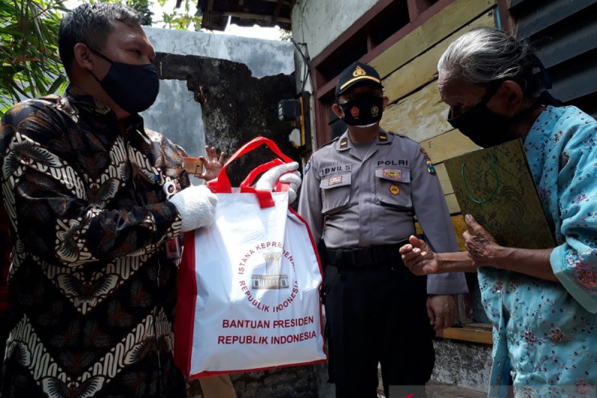 Nenek Sumirah warga Bandar Kidul dapat bantuan pangan dan uang dari Presiden Jokowi