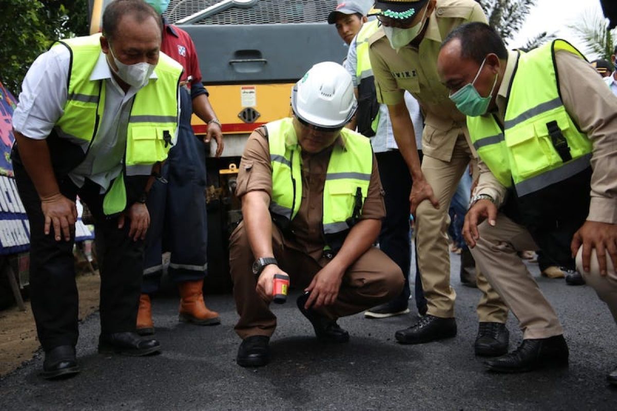 Ketika petani menggantungkan nasib pada hililirasi aspal karet