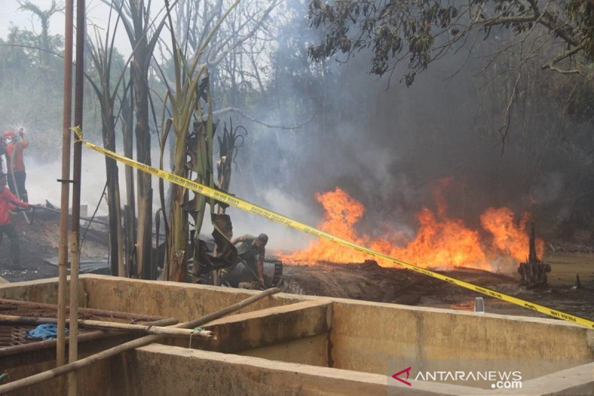 Sebuah gudang minyak di Lingkar Barat Jambi habis terbakar