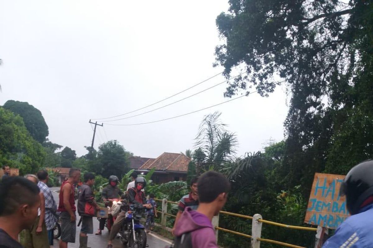 Jalan penghubung kabupaten OKU dan OKI nyaris putus akibat jembatan amblas