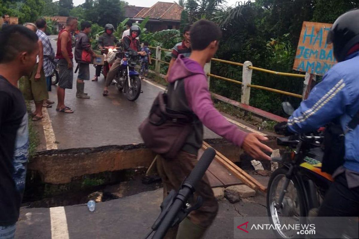 Jalan penghubung dua kabupaten nyaris putus akibat jembatan amblas