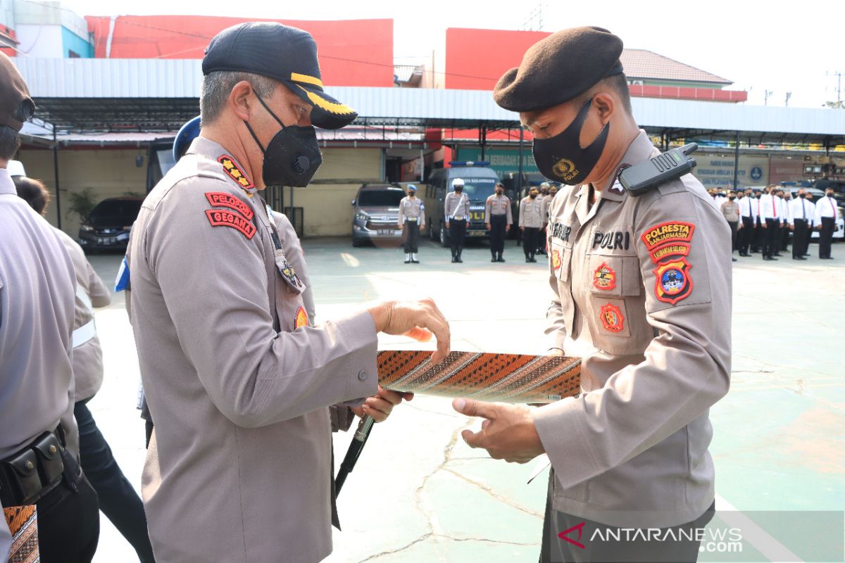 Kapolresta Banjarmasin berikan penghargaan personel berprestasi dan berdedikasi