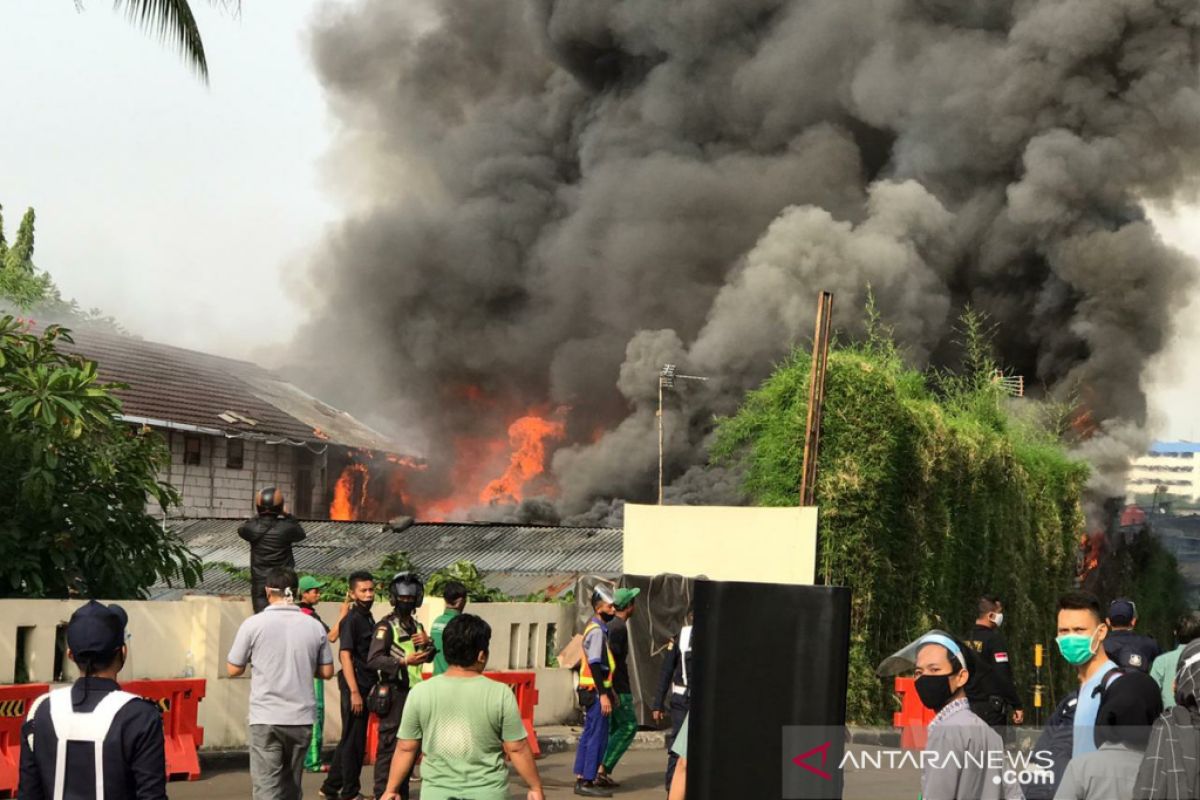 Kebakaran terjadi di lapangan parkir Mal Senayan City