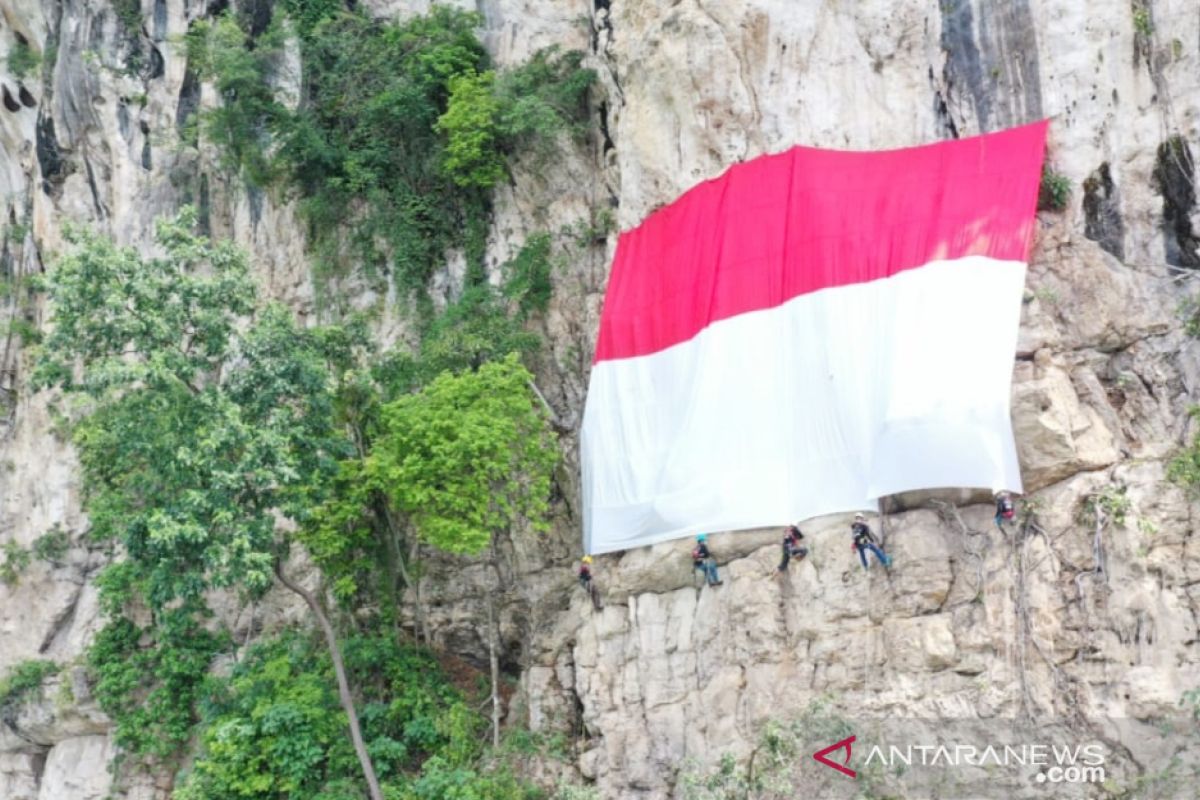 Palindo bentangkan bendera raksasa di Tebing Lidah Jeger