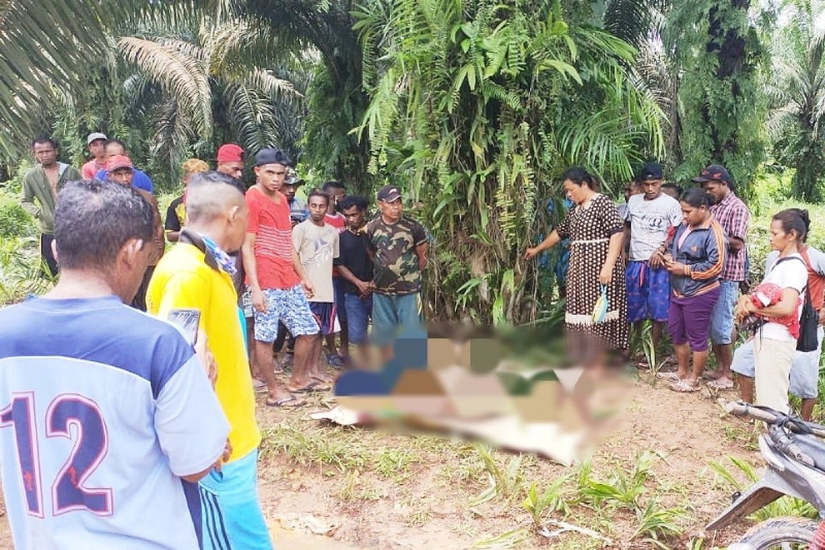 Miris, seorang anak semalaman menunggu ayahnya yang meninggal terseret banjir