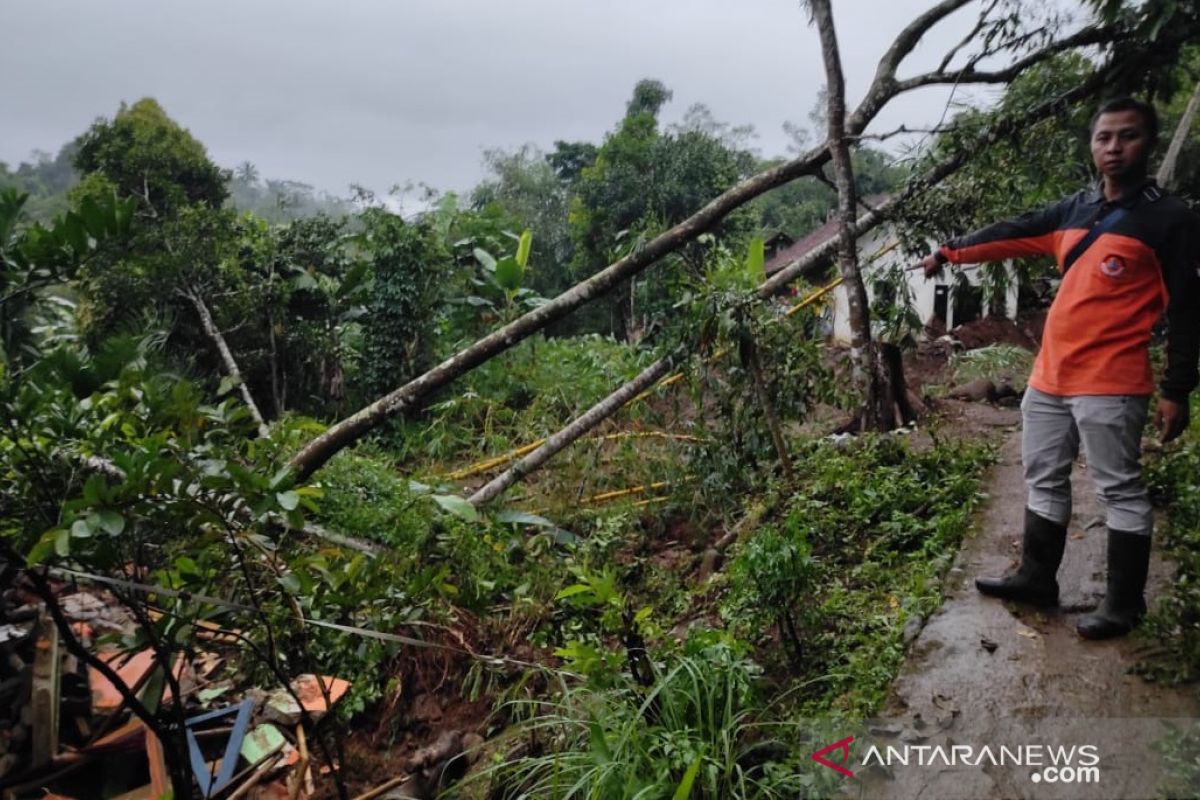 Longsor sebabkan enam rumah dan satu mushalla rusak di Sukabumi