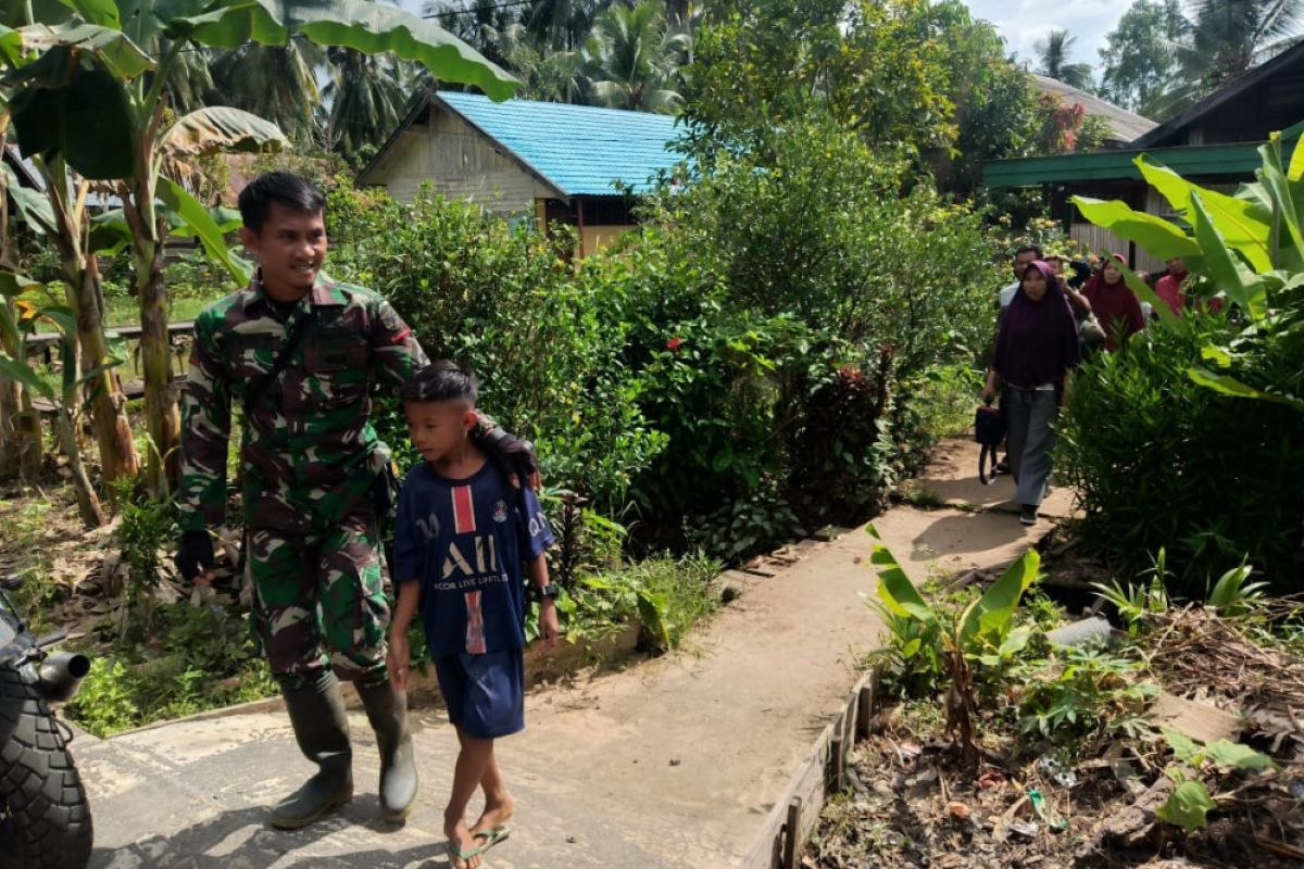 Suasana haru selimuti kepulangan anggota Satgas TMMD dari rumah keluarga asuhnya