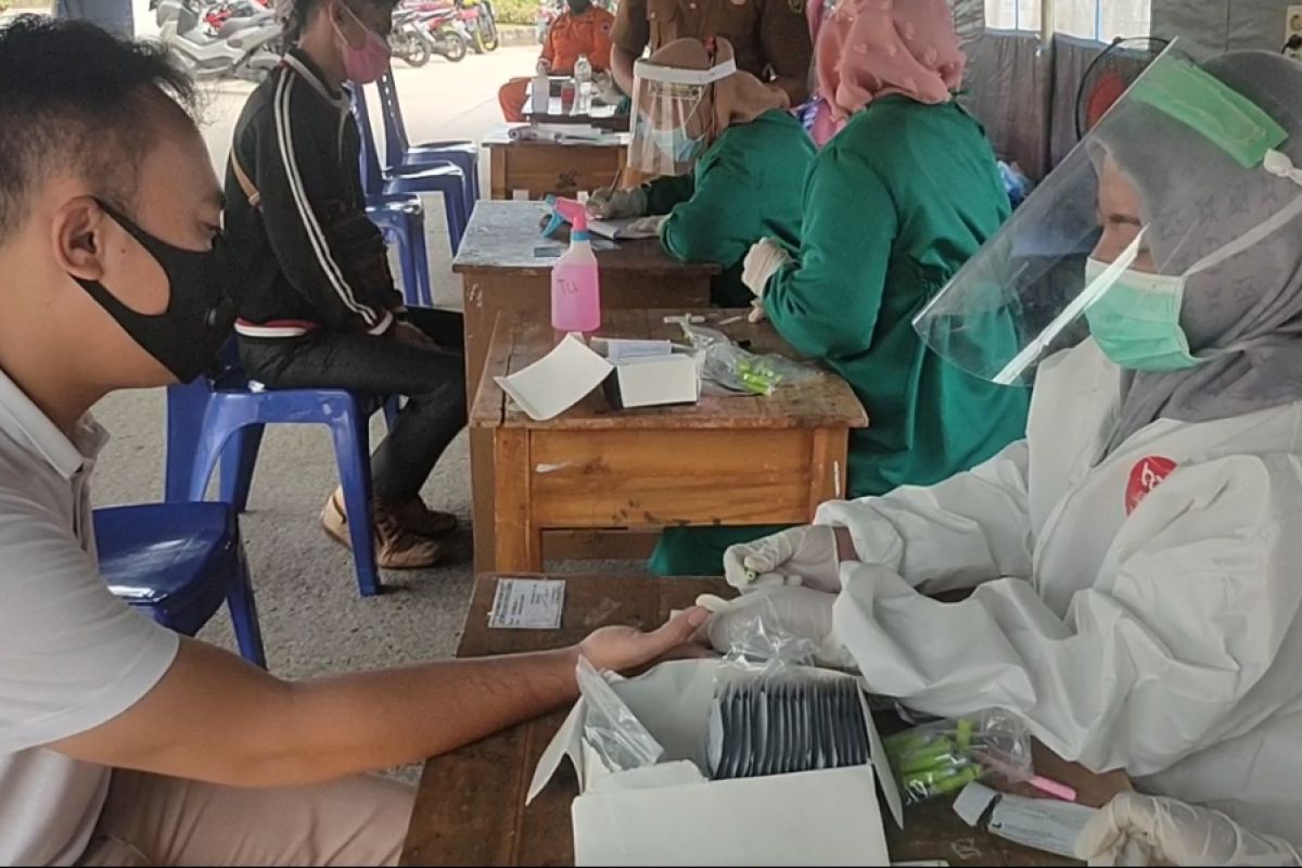 Satgas COVID-19 Bandarlampung pulangkan satu keluarga karena reaktif