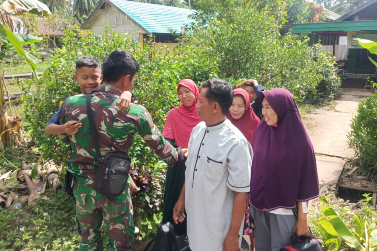 Anak ini minta di gendong saat melepas Satgas TMMD