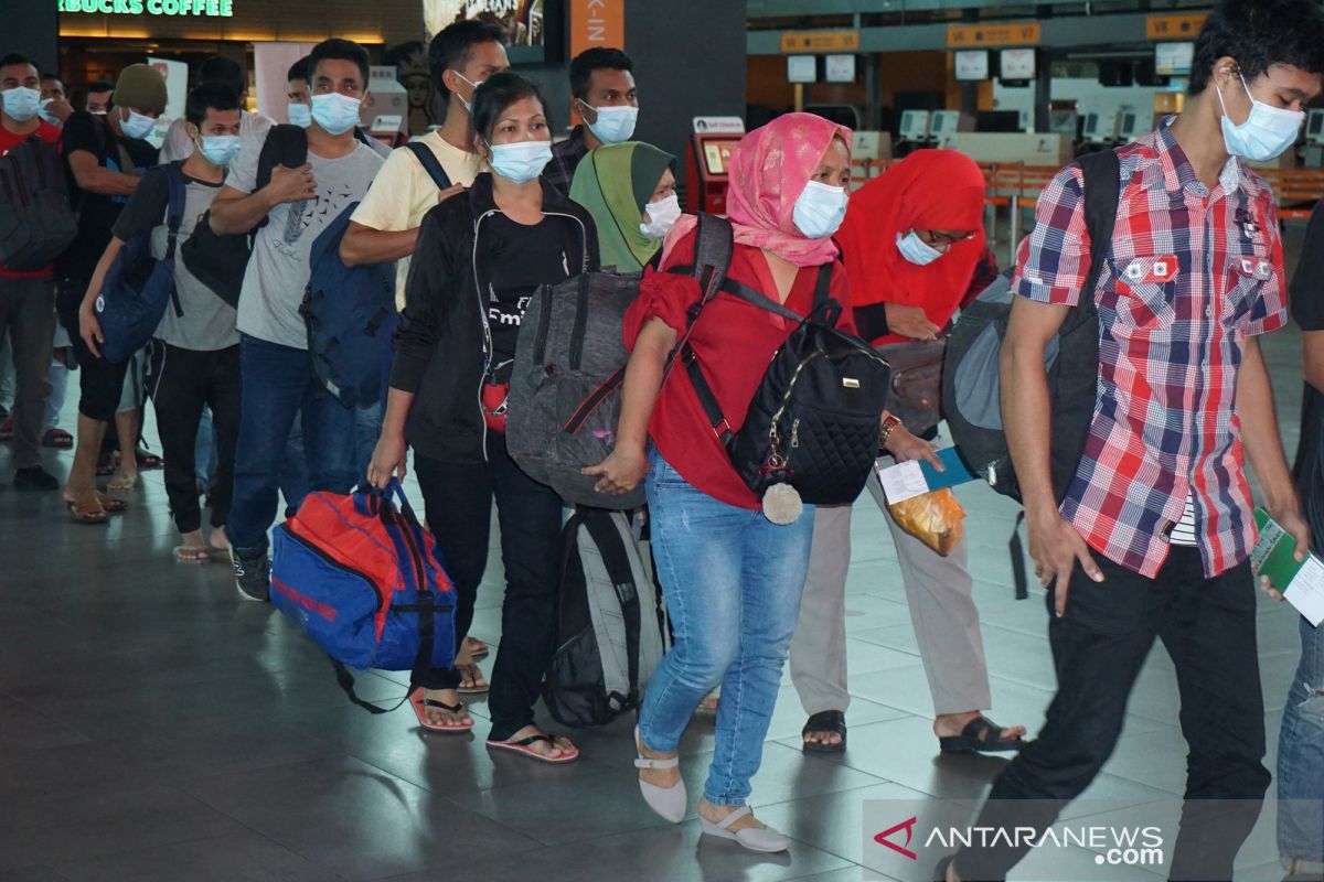 202 migrant workers deported from Malaysia arrive at Kualanamu Airport