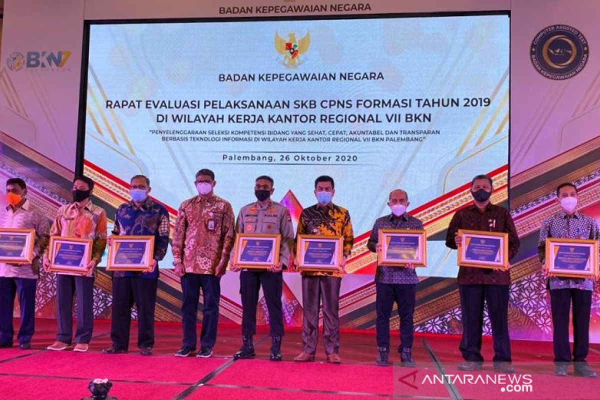 Walikota Pangkalpinang terima penghargaan dari BKN
