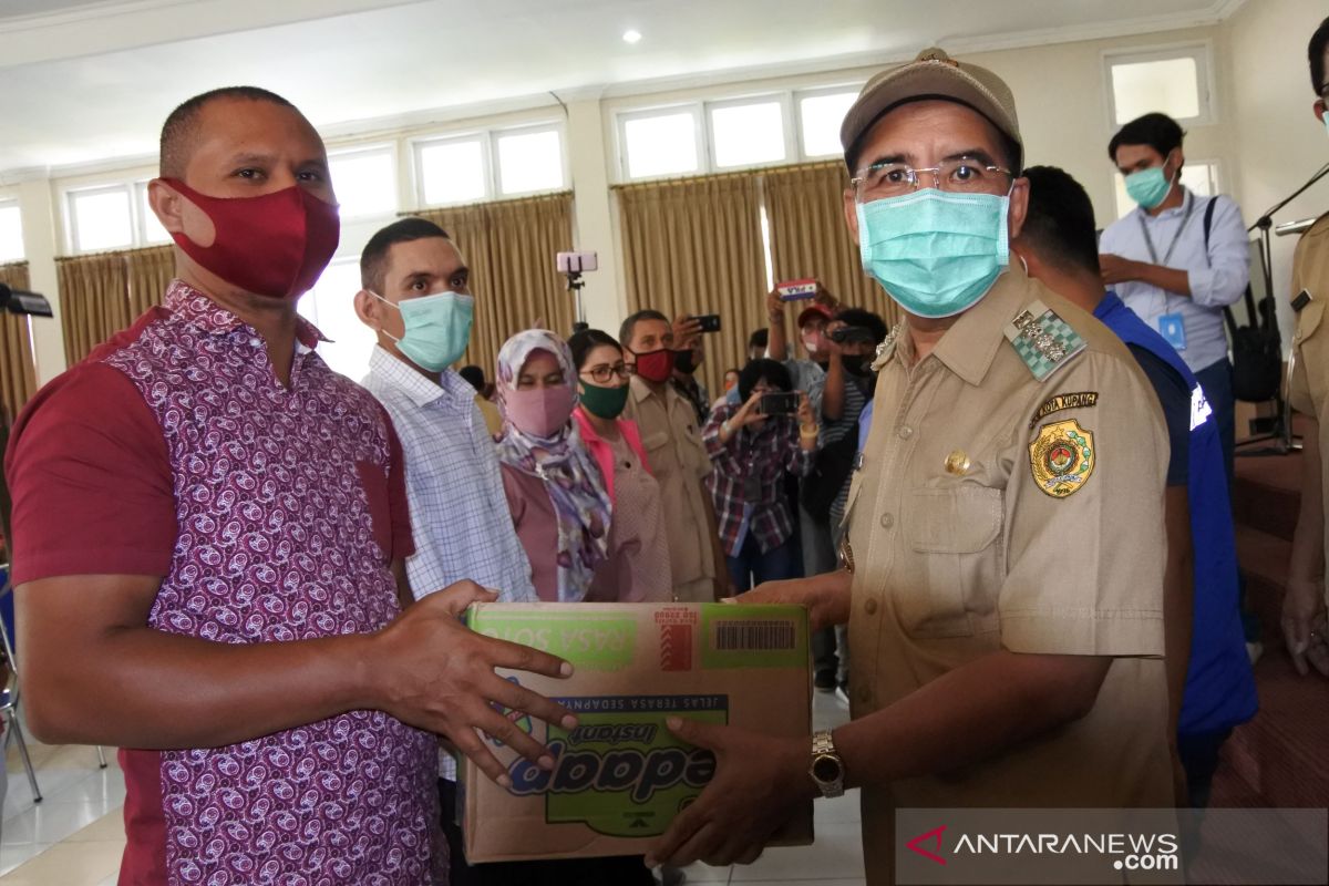 Ratusan guru SMA/SMK di Kota Kupang dapat bantuan sembako