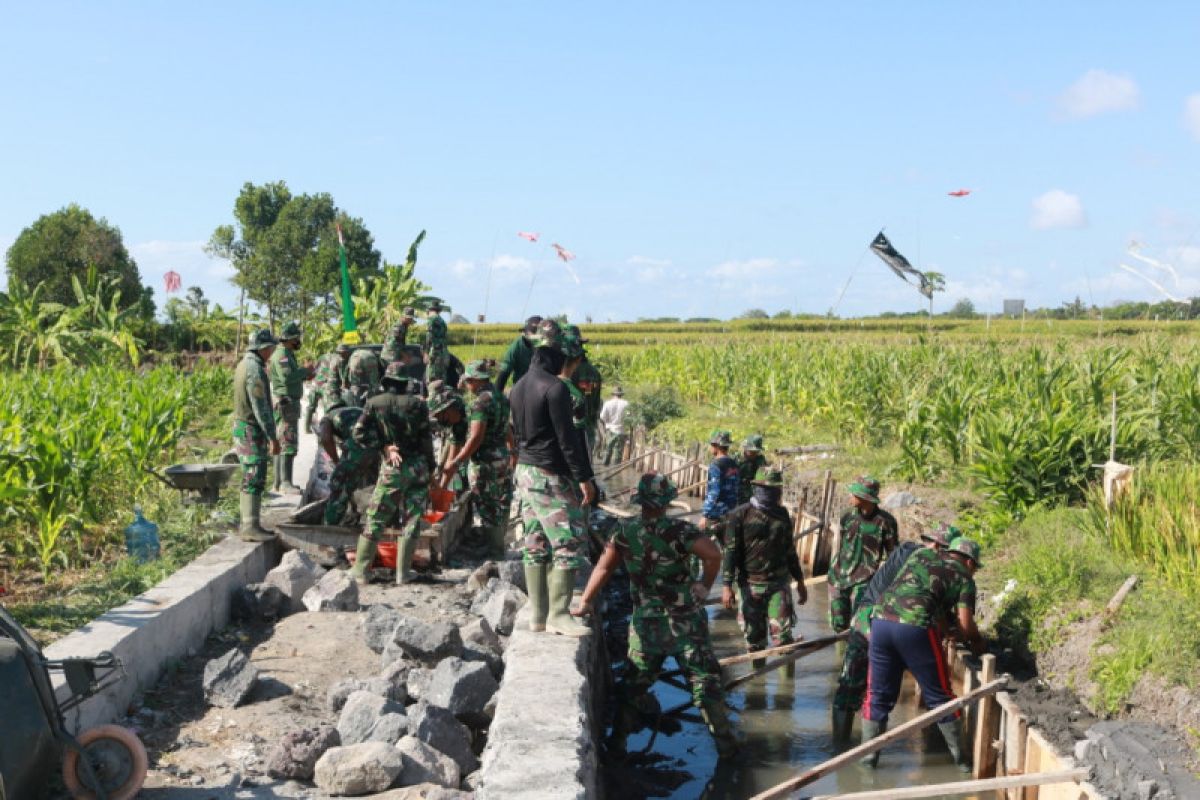 Kemanunggalan TNI-masyarakat Desa Kertalangu-Denpasar pulihkan pamor Desa Budaya