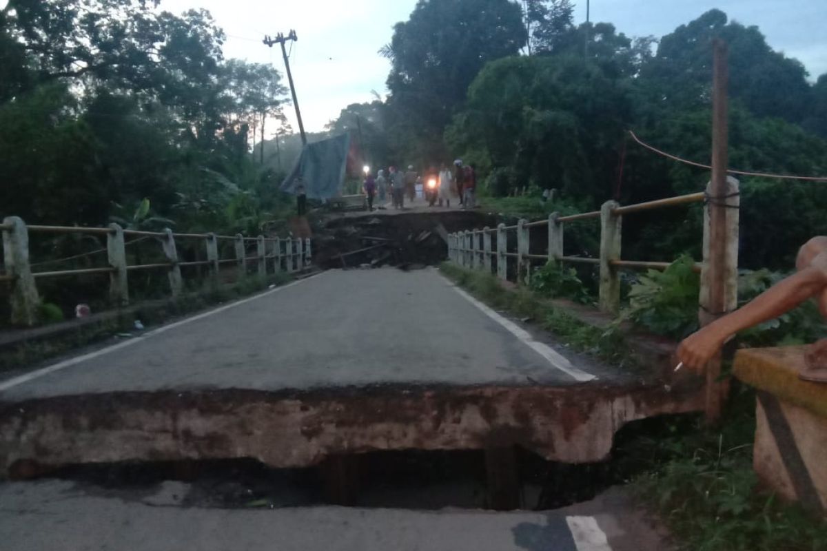 Jembatan penghubung di Desa  Lubuk Batang OKU putus total