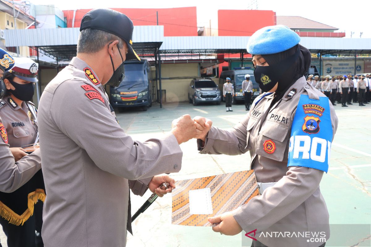 Aksi heroik Aiptu Leni berbuah penghargaan Kapolresta Banjarmasin