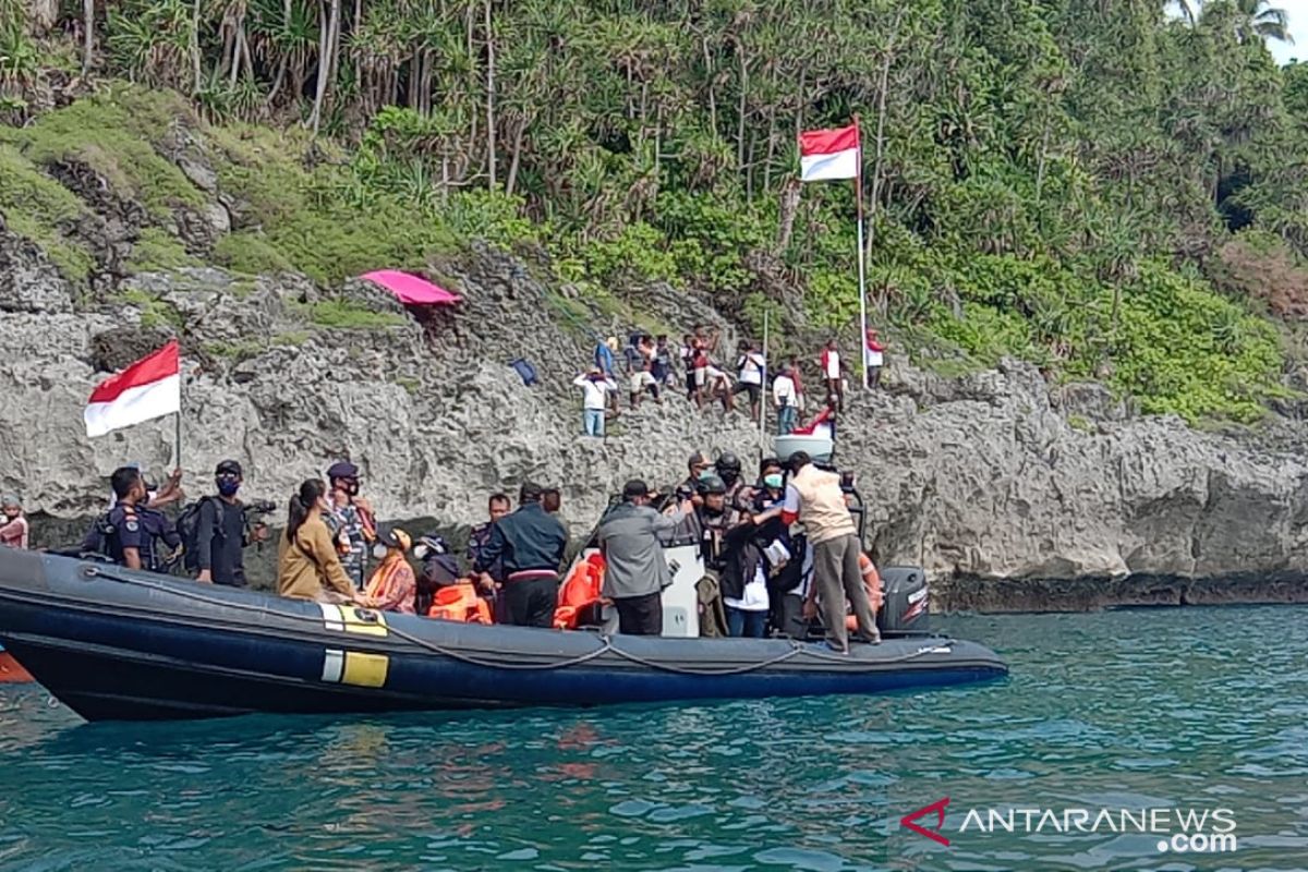 Gubernur Maluku kibarkan bendera Merah Putih di batas negara