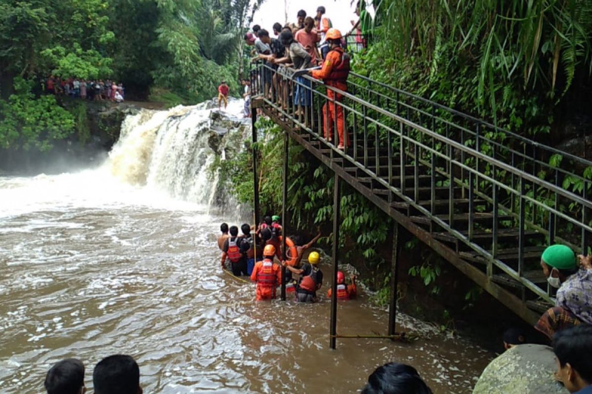 Seorang santri meninggal, 1 hilang terseret air bah di Lombok Barat