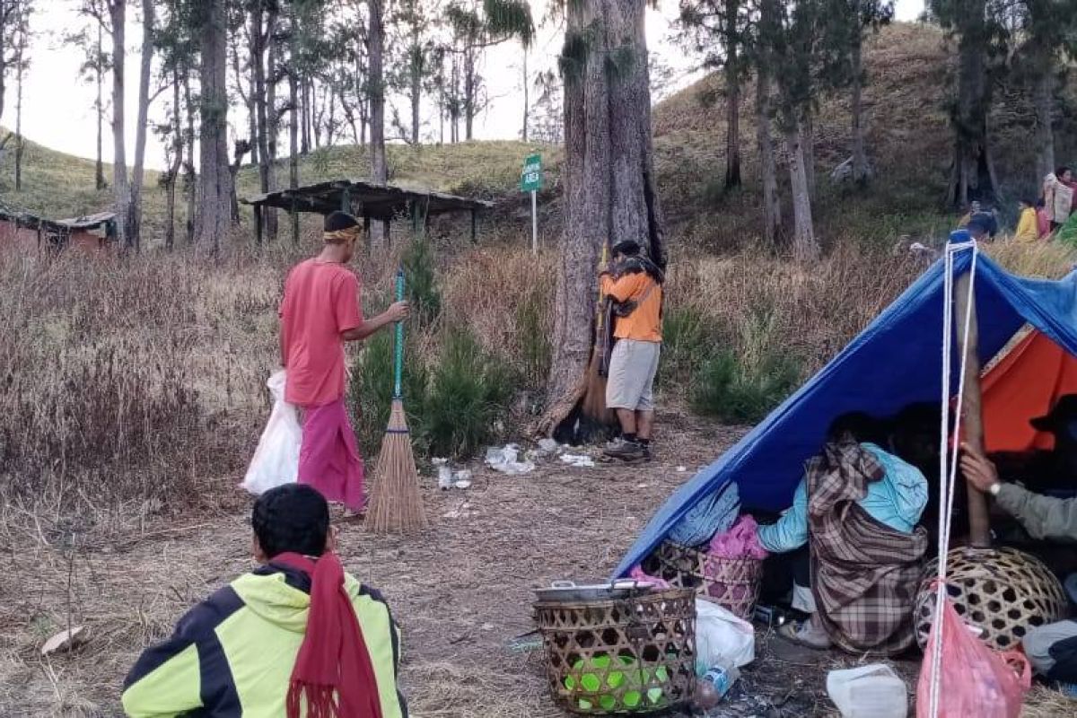 Masyarakat adat bersihkan sampah di Gunung Rinjani Lombok