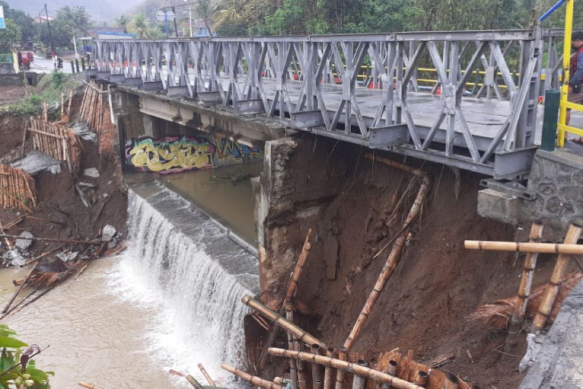 Hujan deras di Bantul menyebabkan longsor bagian bawah jembatan