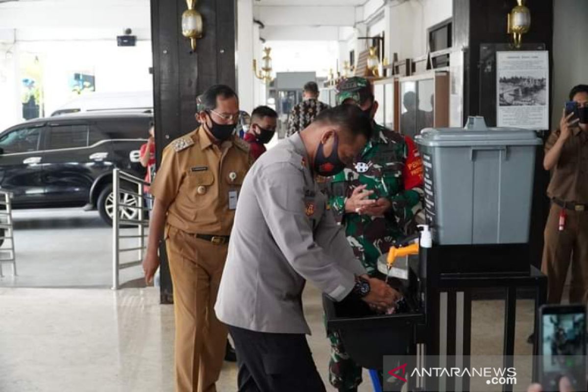 Pemkot Banjarmasin bagikan alat cuci tangan kreatif ke sekolah