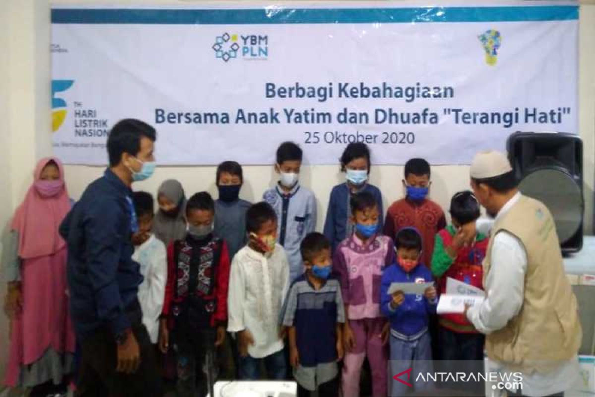 PLN Klaten berbagi kebahagiaan bersama anak yatim dan duafa