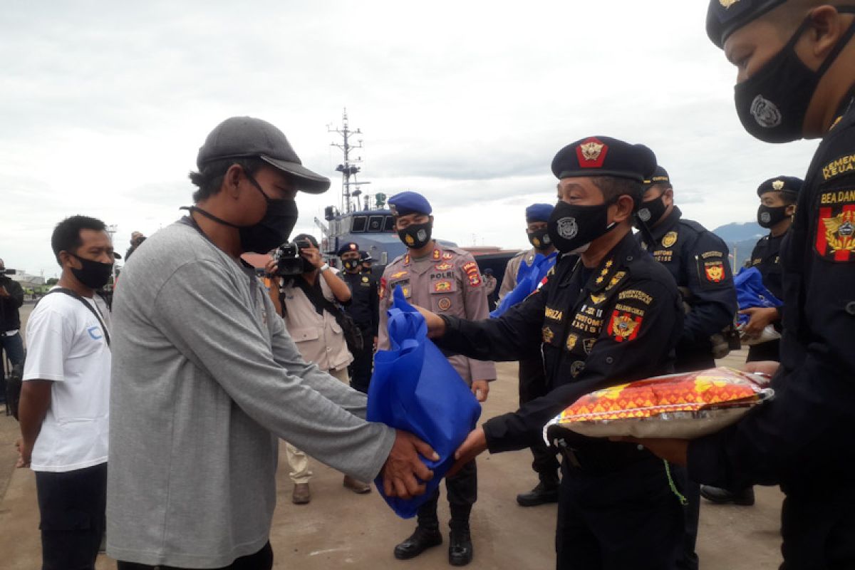 Bea dan Cukai-Polairud bagikan sembako buat nelayan Pelabuhan Panjang