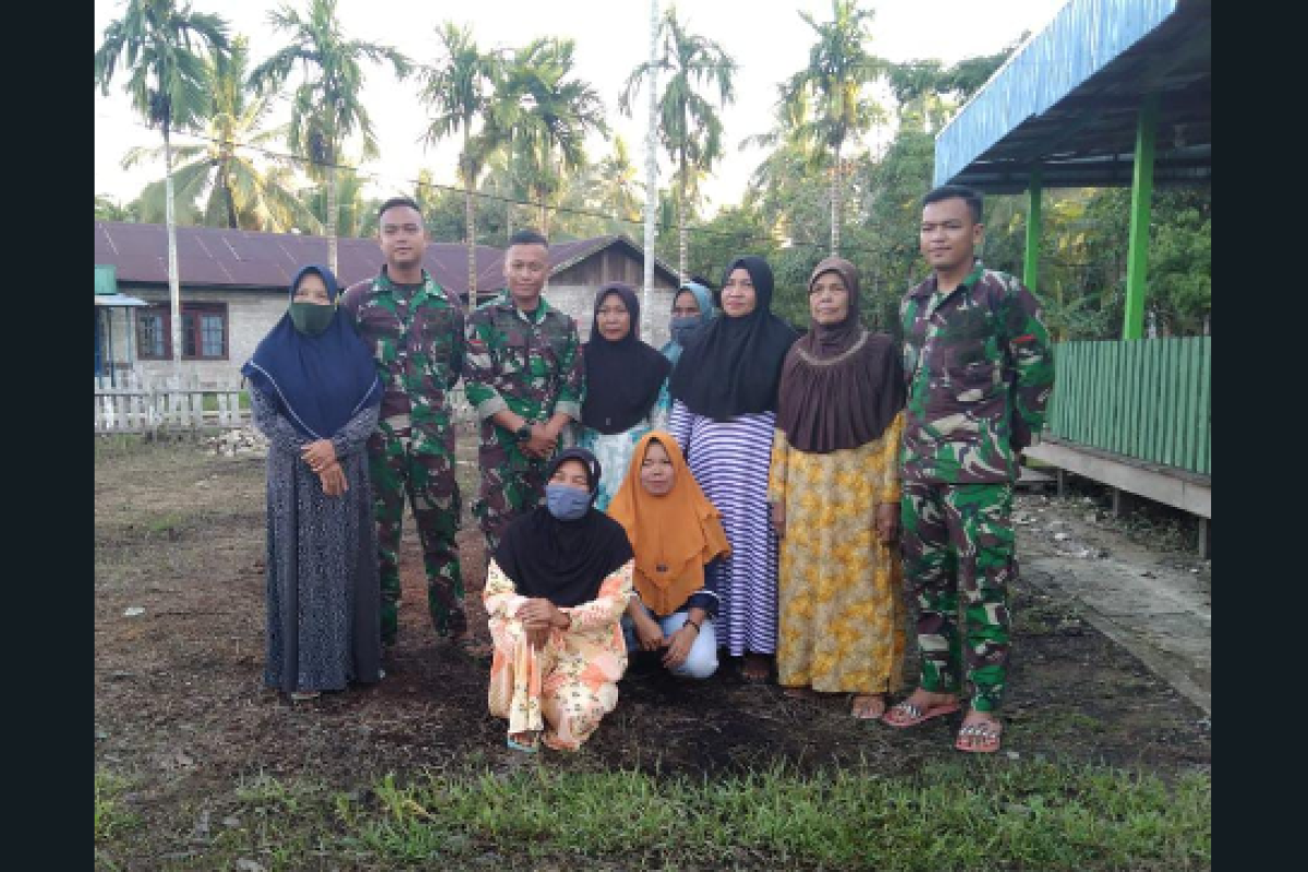 Potret kedekatan prajurit TNI dengan keluarga asuh di lokasi TMMD