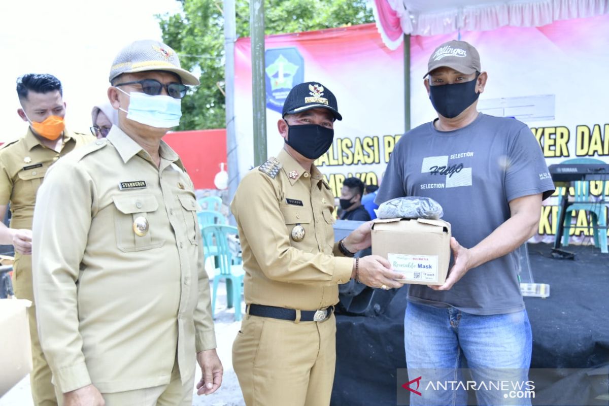 Ketua Gugus Tugas COVID-19 Bangka bagikan ratusan lembar masker