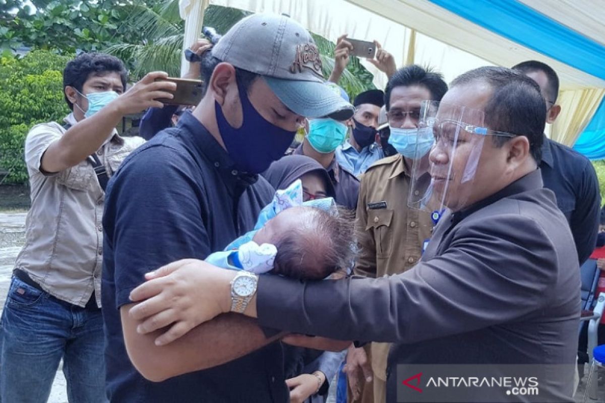 Bayi malang yang ditelantarkan di Tanjung Samak akhirnya mendapat orang tua asuh