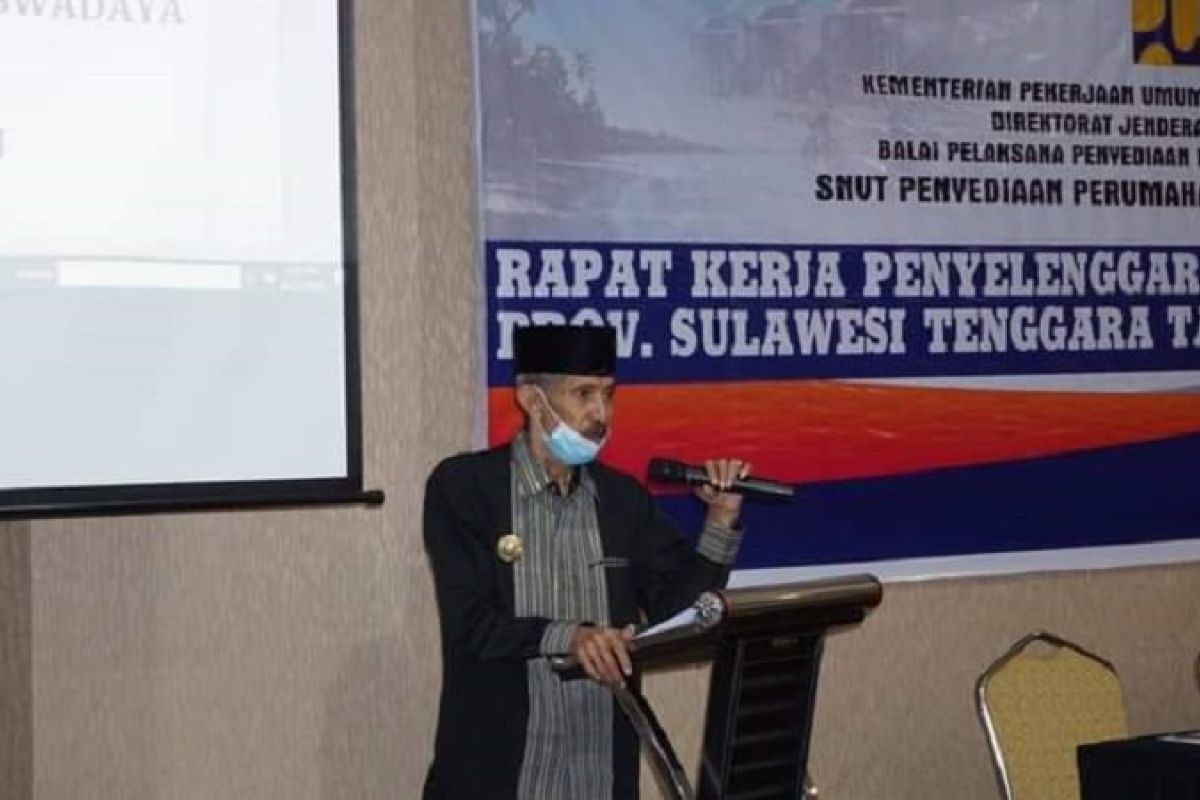 Wali Kota Baubau menyerahkan bantuan stimulan perumahan swadaya 607 Unit