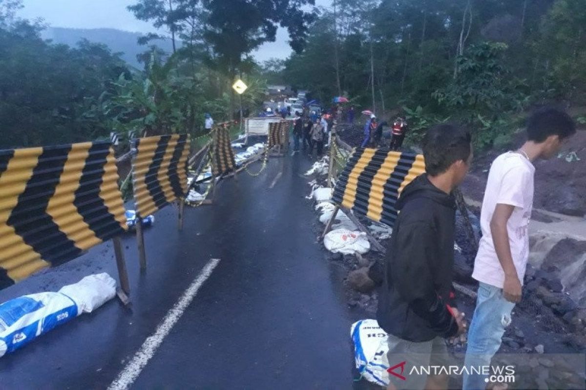 Jalur lintas selatan Jabar hubungkan Garut-Tasikmalaya tergerus longsor