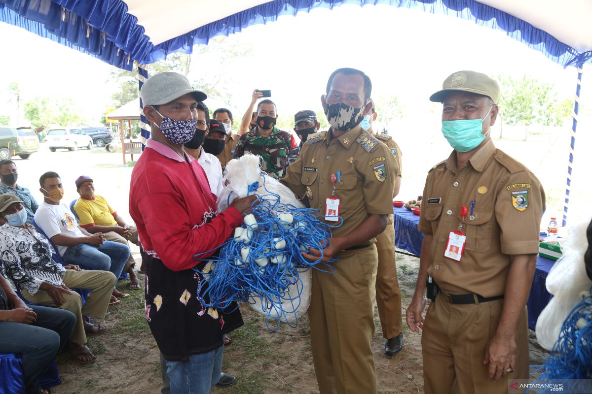 Bupati serahkan alat tangkap ikan untuk nelayan Desa Batakan