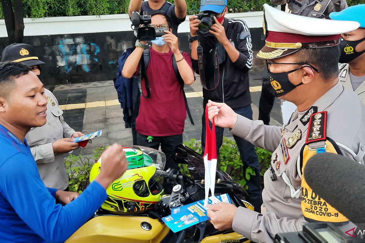 Operasi Zebra, Satlantas Polres Jakpus bagikan 500 masker