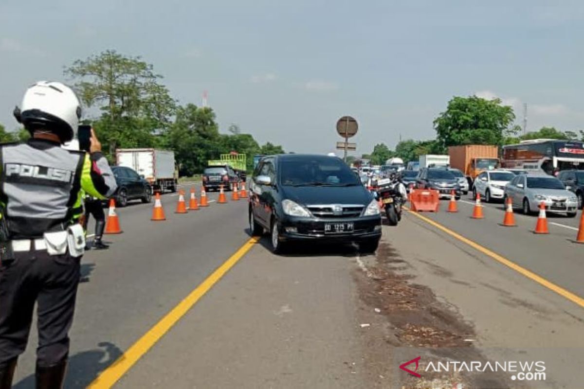 Hindari kemacetan, Jasa Marga berlakukan contra flow Tol Jakarta-Cikampek