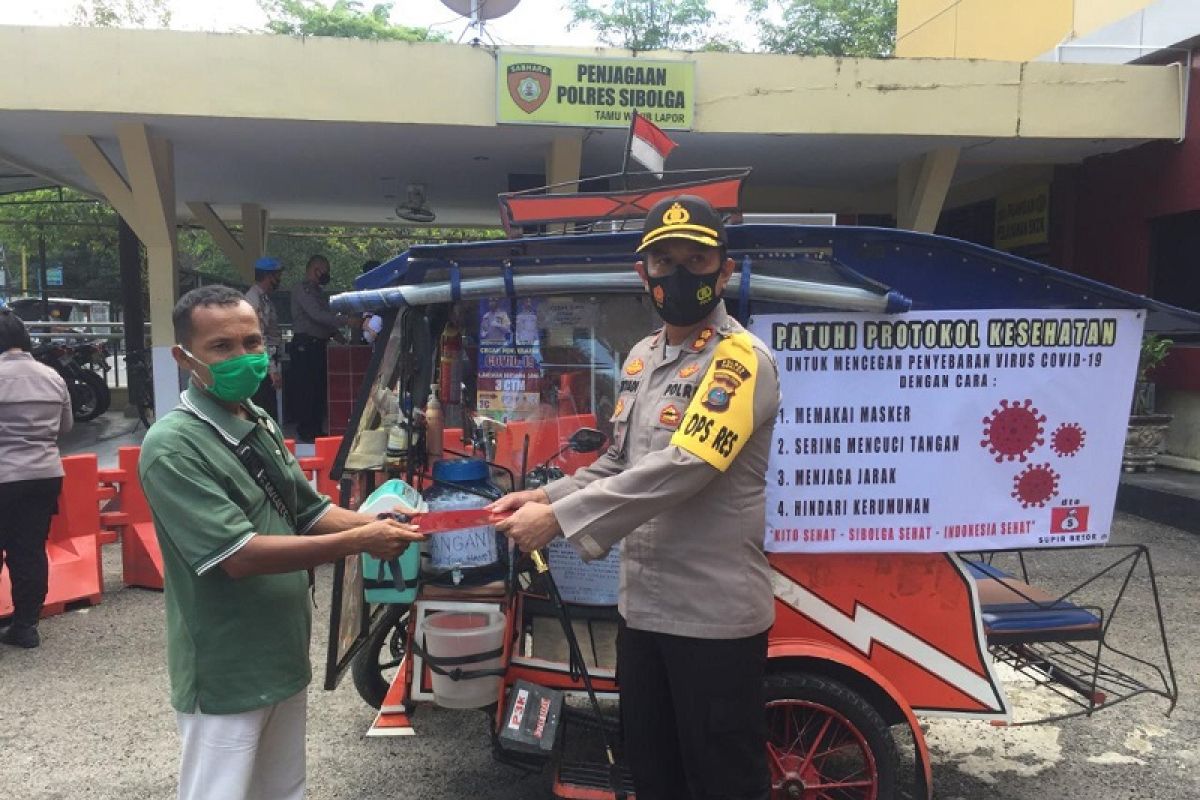 Abang becak pejuang COVID-19 dapat perhatian dari Kapolres Sibolga