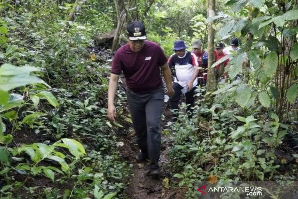 Gubernur NTB berjalan kaki tujuh jam tinjau desa tertinggal di Sumbawa