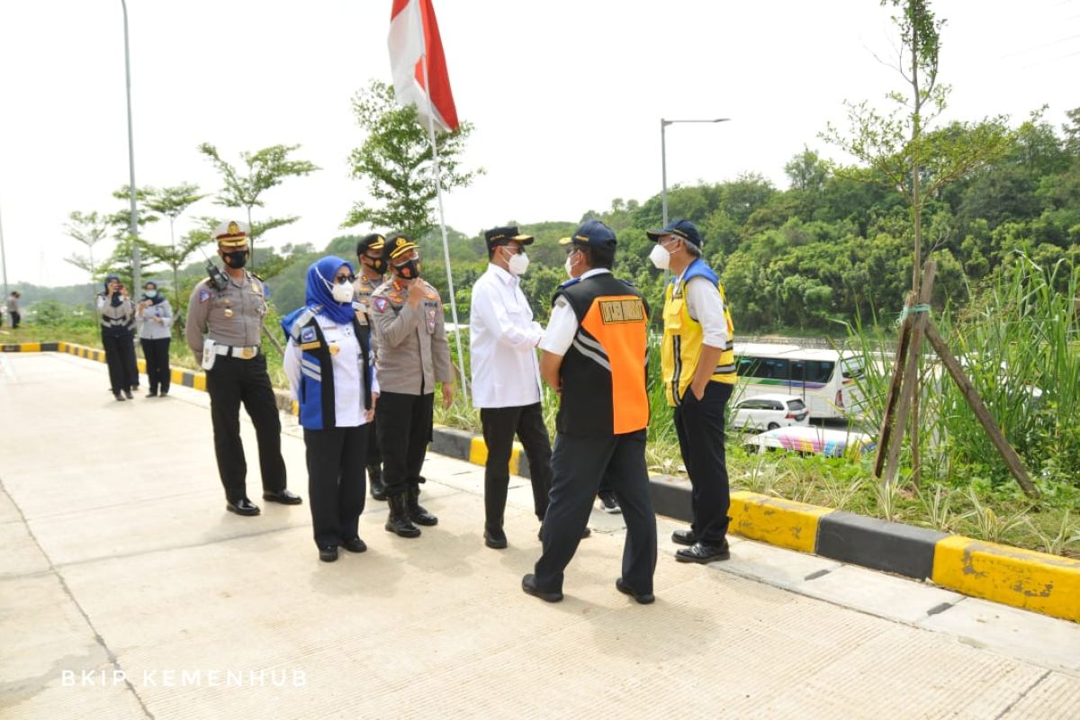 Menhub Budi Karya Sumadi pantau Tol Cikampek, terjadi kepadatan di KM 47A