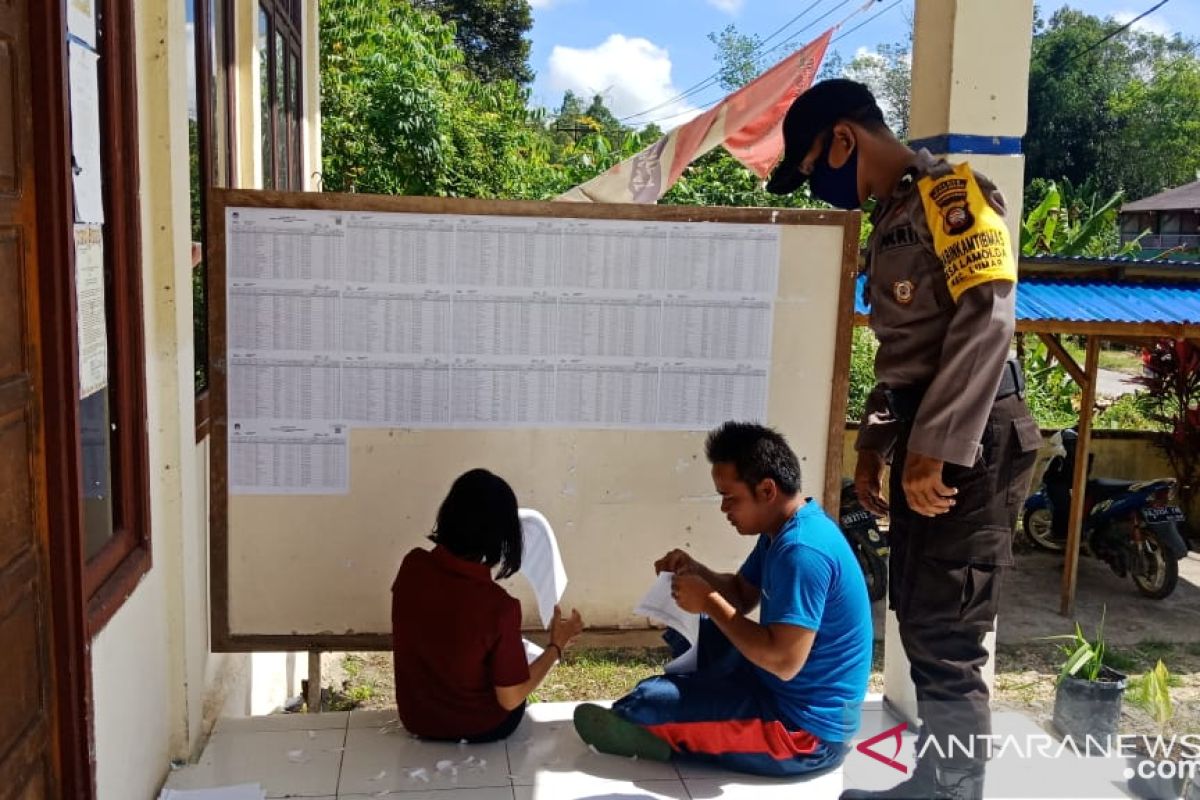 PPK dan Panwascam didampingi polisi tempel DPT di PPS