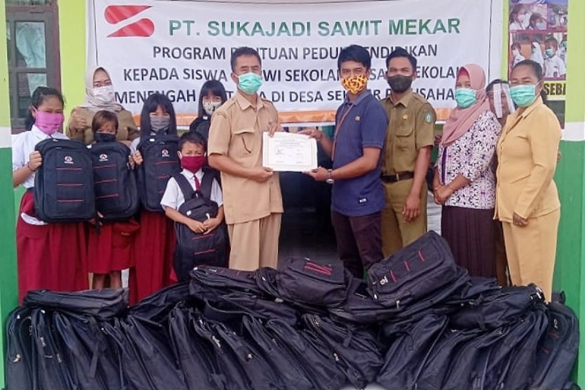 PT Sukajadi Sawit Mekar Berikan 475 paket perlengkapan sekolah untuk pelajar di sekitar perusahaan