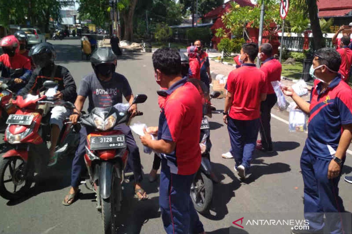 Lapas Cirebon bagikan masker produksi napi kepada pengguna jalan