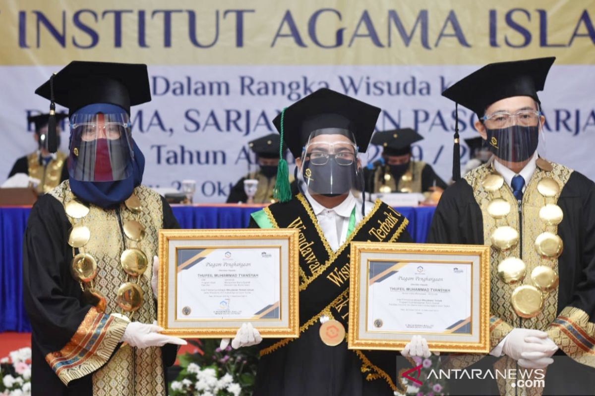 IAI Tazkia Bogor gelar wisuda ke-16, para peserta kenakan APD