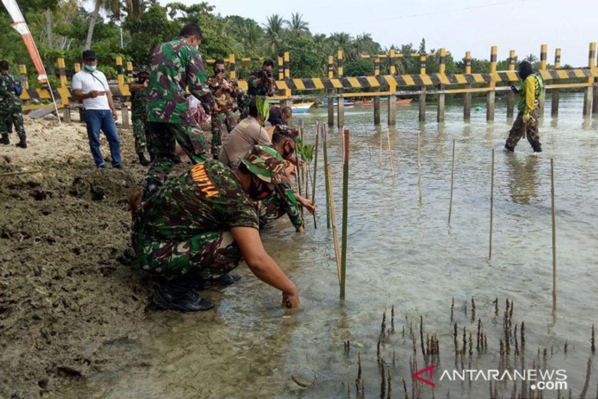 Kodim Poso gelar penanaman bibit mangrove di Pantai Madale