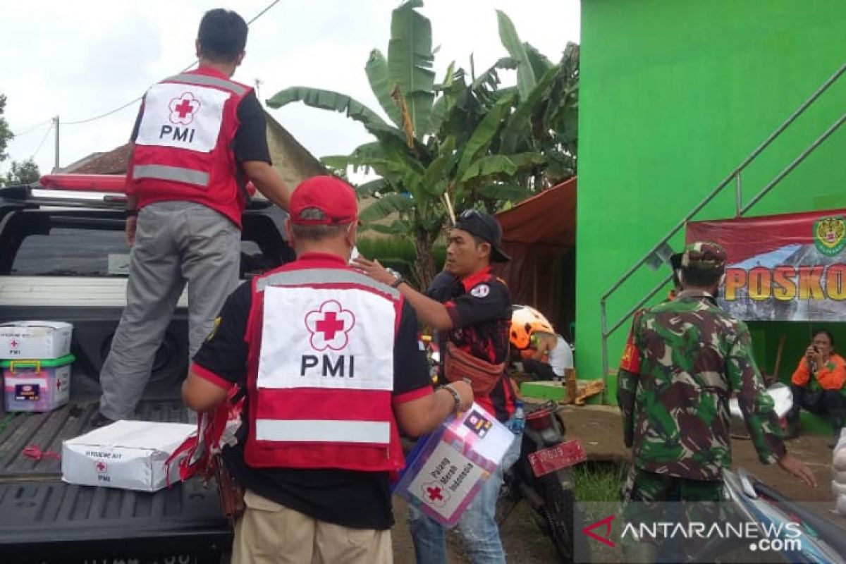 PMI salurkan bantuan untuk korban longsor di Caringin Sukabumi