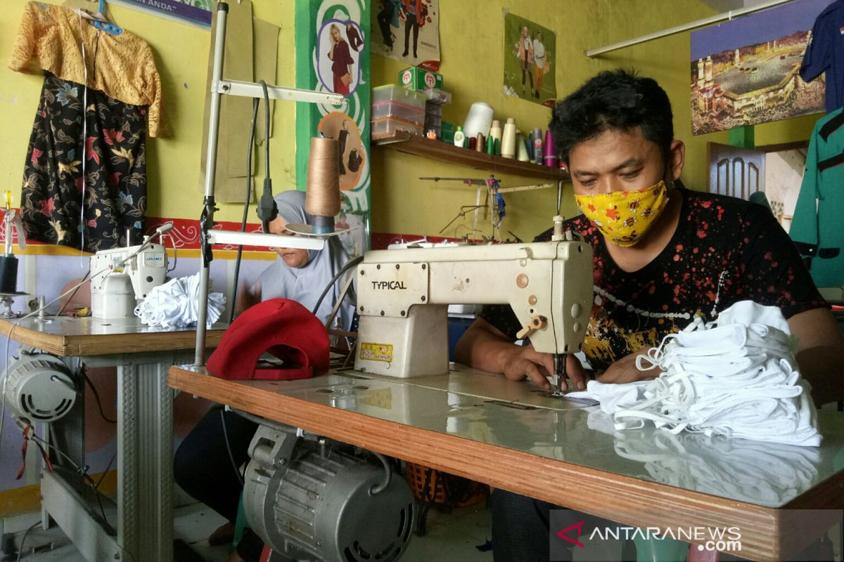 Konveksi  di Palembang tujuh bulan bagikan masker kain gratis