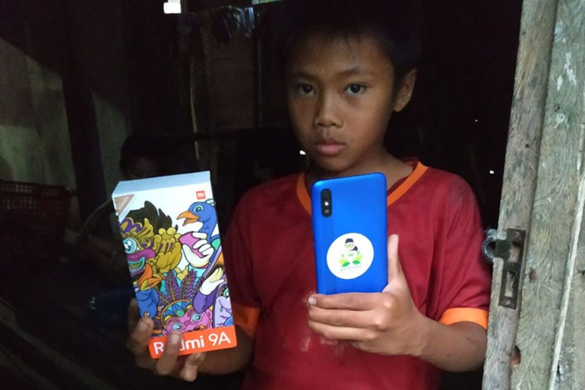 Kebahagiaan bocah pedalaman Aceh Utara menerima bantuan handphone untuk belajar daring